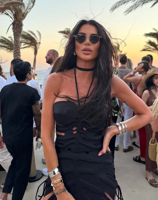 Maiô Feminino Preto Estruturado 2026 – Modelo Elegante com Decote V Profundo e Recortes Modernos para Praia e Festas na Piscina