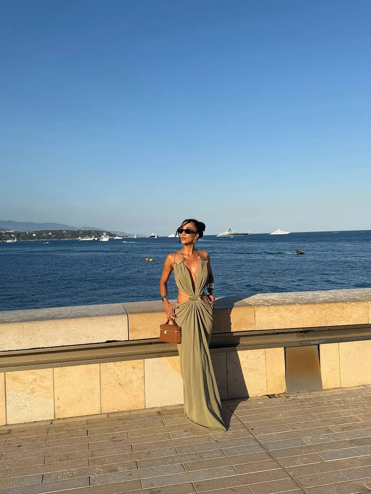 Vestido Feminino Longo com Detalhes Metálicos – Modelo de Alças Finas, Decote V Profundo, Cintura Vazadas, Costas Cruzadas e Estilo Sexy para Praia e Festas