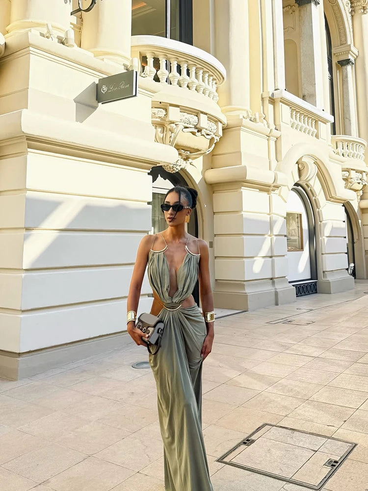 Vestido Feminino Longo com Detalhes Metálicos – Modelo de Alças Finas, Decote V Profundo, Cintura Vazadas, Costas Cruzadas e Estilo Sexy para Praia e Festas