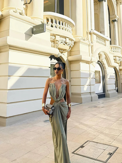 Vestido Feminino Longo com Detalhes Metálicos – Modelo de Alças Finas, Decote V Profundo, Cintura Vazadas, Costas Cruzadas e Estilo Sexy para Praia e Festas