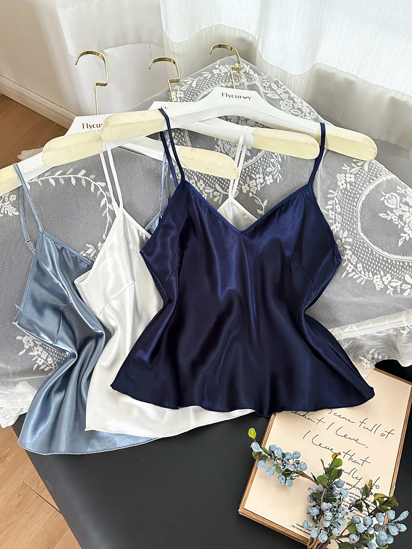 Pijama Feminino 3 Peças – Conjunto Elegante com Regata de Alças em Decote V, Shorts e Robe para Dormir e Relaxar com Conforto