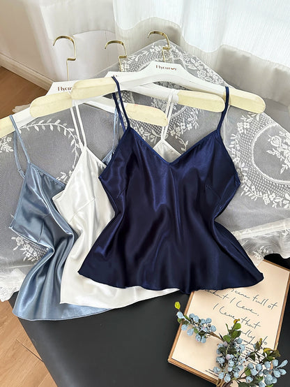 Pijama Feminino 3 Peças – Conjunto Elegante com Regata de Alças em Decote V, Shorts e Robe para Dormir e Relaxar com Conforto