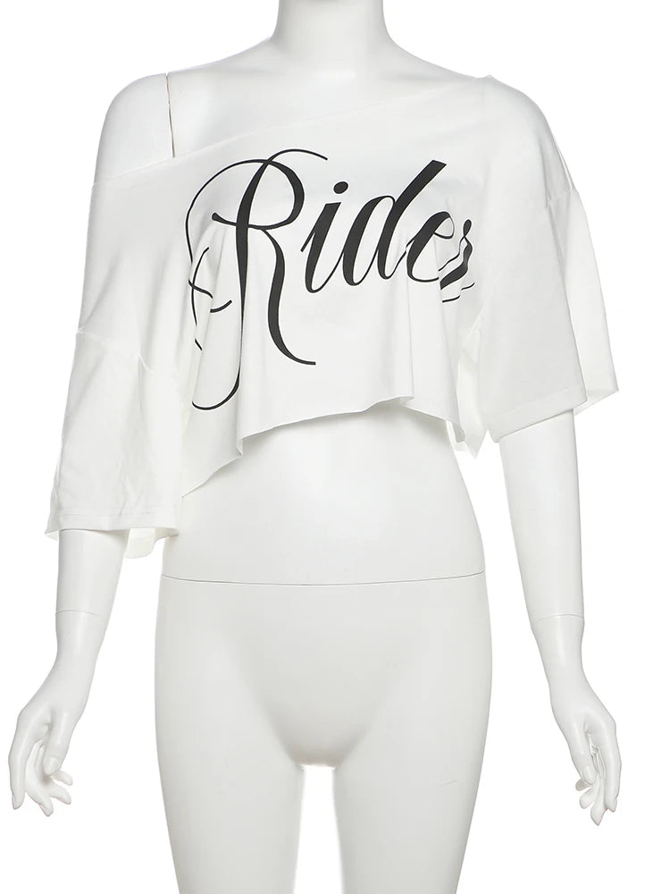 Camiseta Feminina NIBBER – Blusa Mini com Estampa de Letras, Gola Assimétrica e Estilo Streetwear Casual para Verão