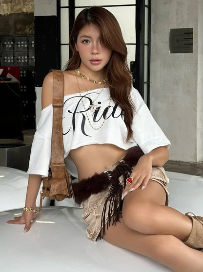 Camiseta Feminina NIBBER – Blusa Mini com Estampa de Letras, Gola Assimétrica e Estilo Streetwear Casual para Verão