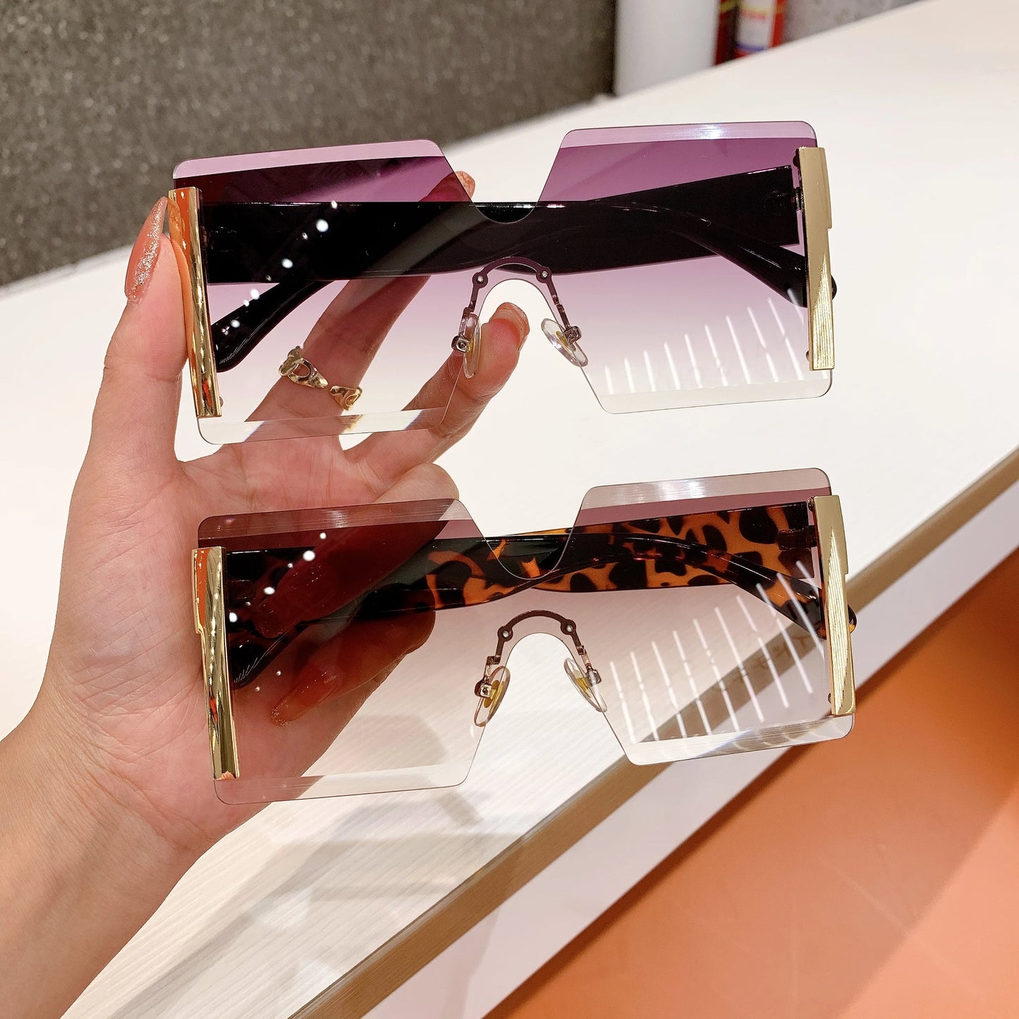 Óculos de Sol Feminino Oversized Sem Armação – Modelo Fashion Retrô com Lentes Degradê e Proteção UV