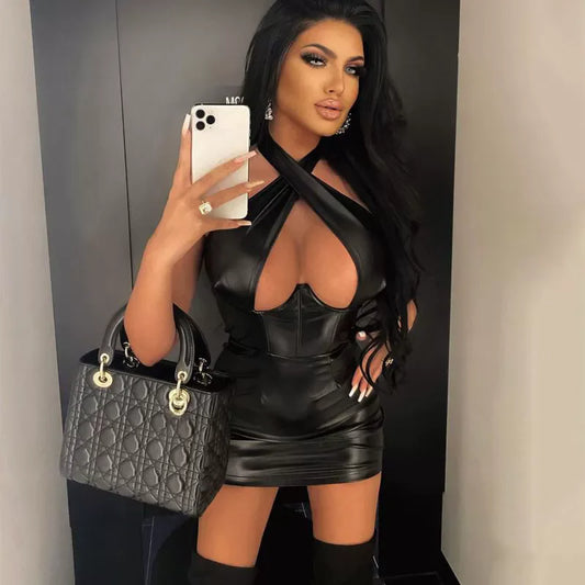 Vestido Feminino Sexy de Couro Sintético – Modelo Ombro a Ombro com Decote Transpassado, Recortes Vazados e Modelagem Justa para Festas e Eventos