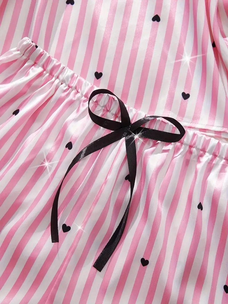 Pijama Feminino de Cetim para Verão – Conjunto com Regata de Alças em Decote V com Renda e Shorts Estampado de Corações ou Listras, Elegante e Confortável