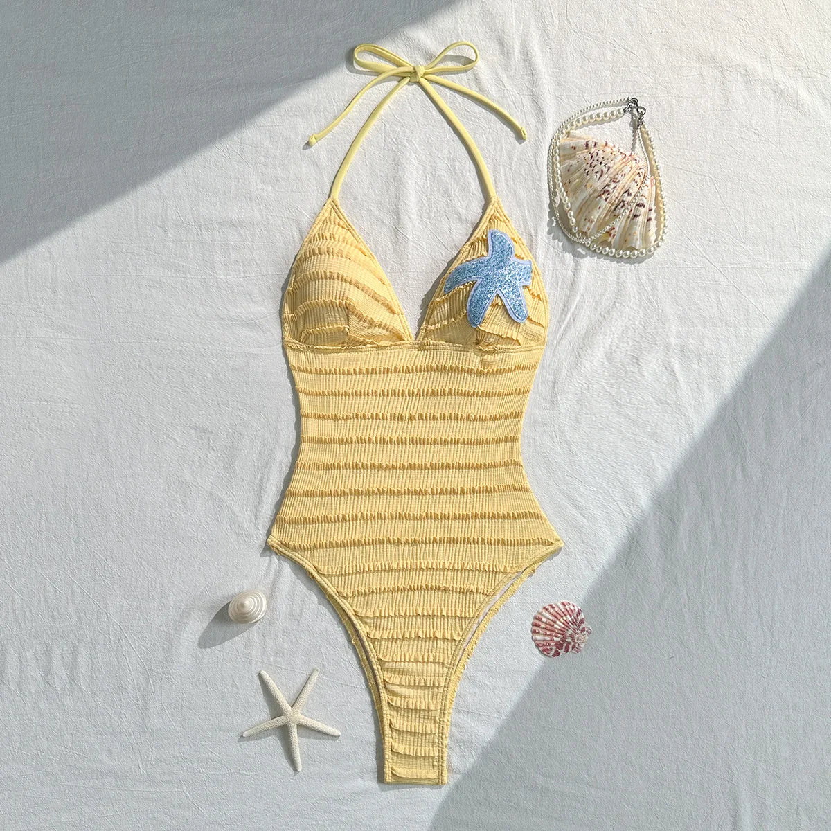 Maiô Feminino 2026 com Paetês Amarelo – Modelo Decote V com Estampa Estrela-do-Mar, Costas Vazadas e Design Sexy