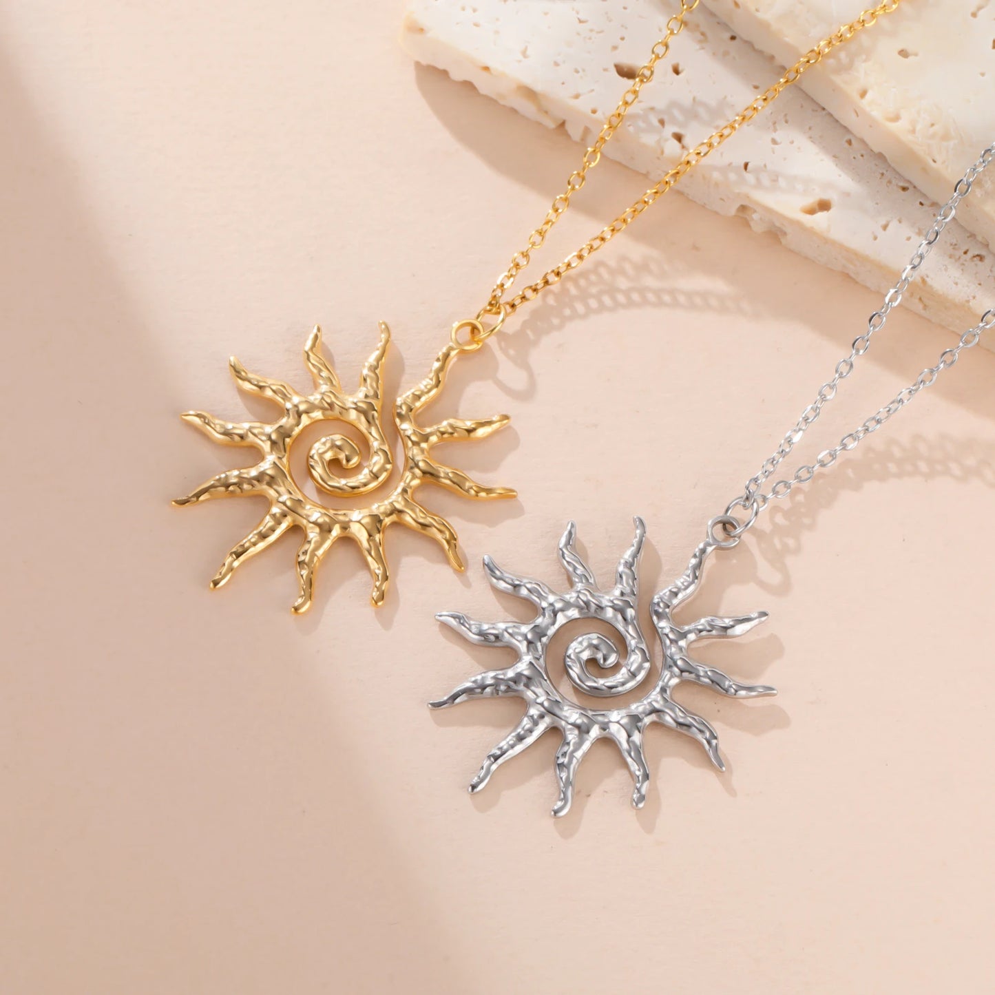 Colar Lucktune Vintage Chic com Pingente de Sol – Colar Espiral Sobrenatural em Aço Inoxidável para Mulheres