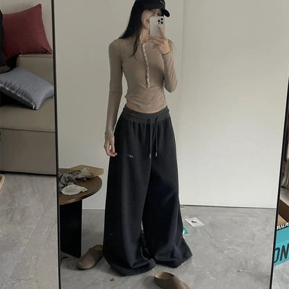 Calça Feminina Cargo Y2K Preta com Listras – Modelo Wide Leg Baggy, Estilo Coreano Streetwear Harajuku e Hip Hop Oversized
