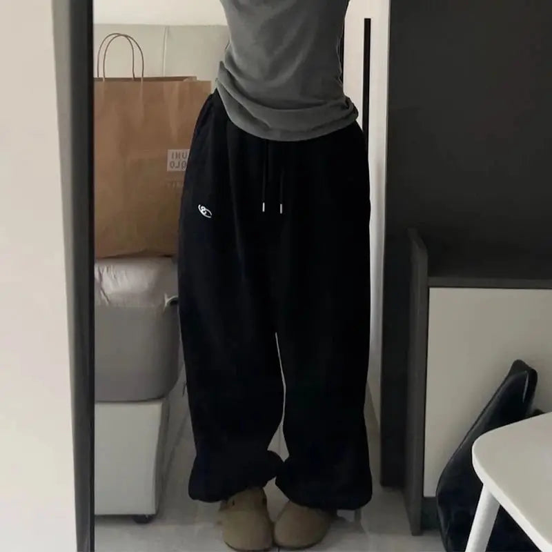 Calça Feminina Cargo Y2K Preta com Listras – Modelo Wide Leg Baggy, Estilo Coreano Streetwear Harajuku e Hip Hop Oversized