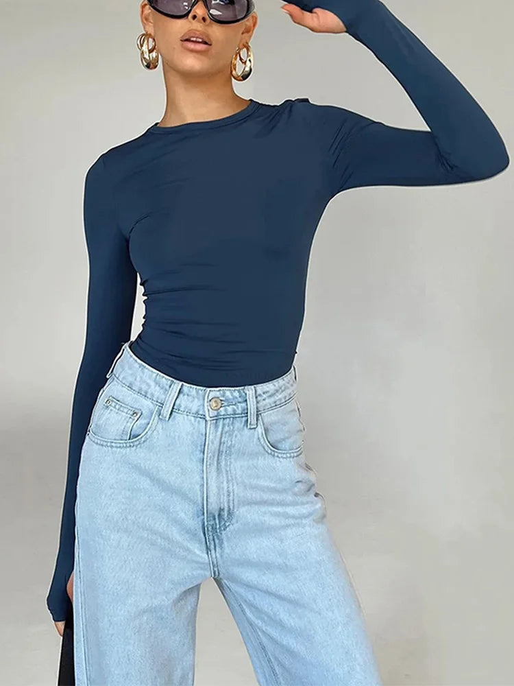 Camiseta Feminina Cropped Slim Fit – Blusa de Manga Longa com Gola Redonda, Abertura para Polegar e Estilo Streetwear Casual para o Dia a Dia