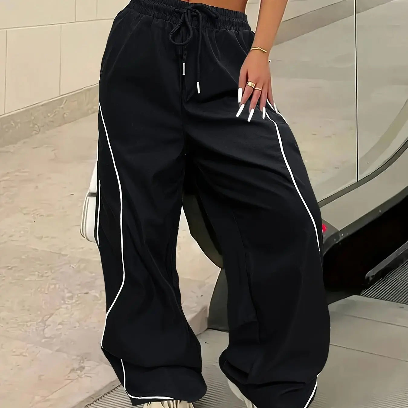 Calça Feminina Y2K Casual – Modelo Cargo Parachute com Listras Contrastantes, Cintura Elástica Ajustável e Perna Larga Estilo Streetwear