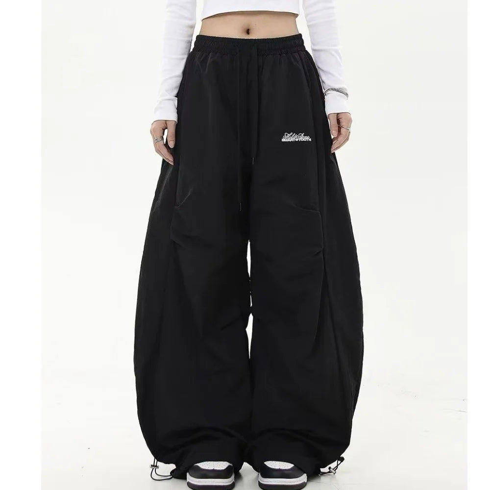 Calça Feminina Cargo Y2K Preta com Listras – Modelo Wide Leg Baggy, Estilo Coreano Streetwear Harajuku e Hip Hop Oversized