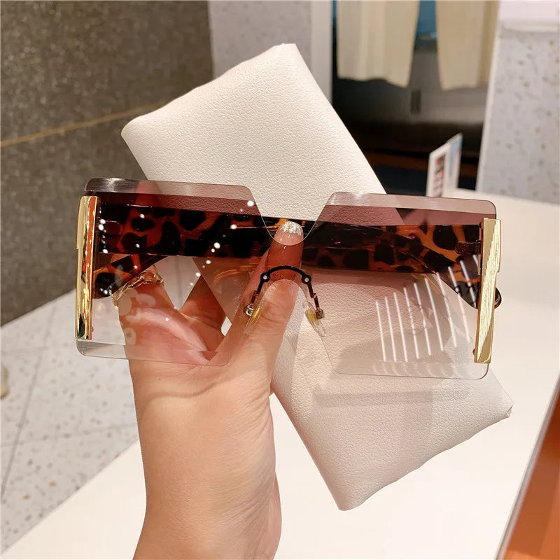 Óculos de Sol Feminino Oversized Sem Armação – Modelo Fashion Retrô com Lentes Degradê e Proteção UV