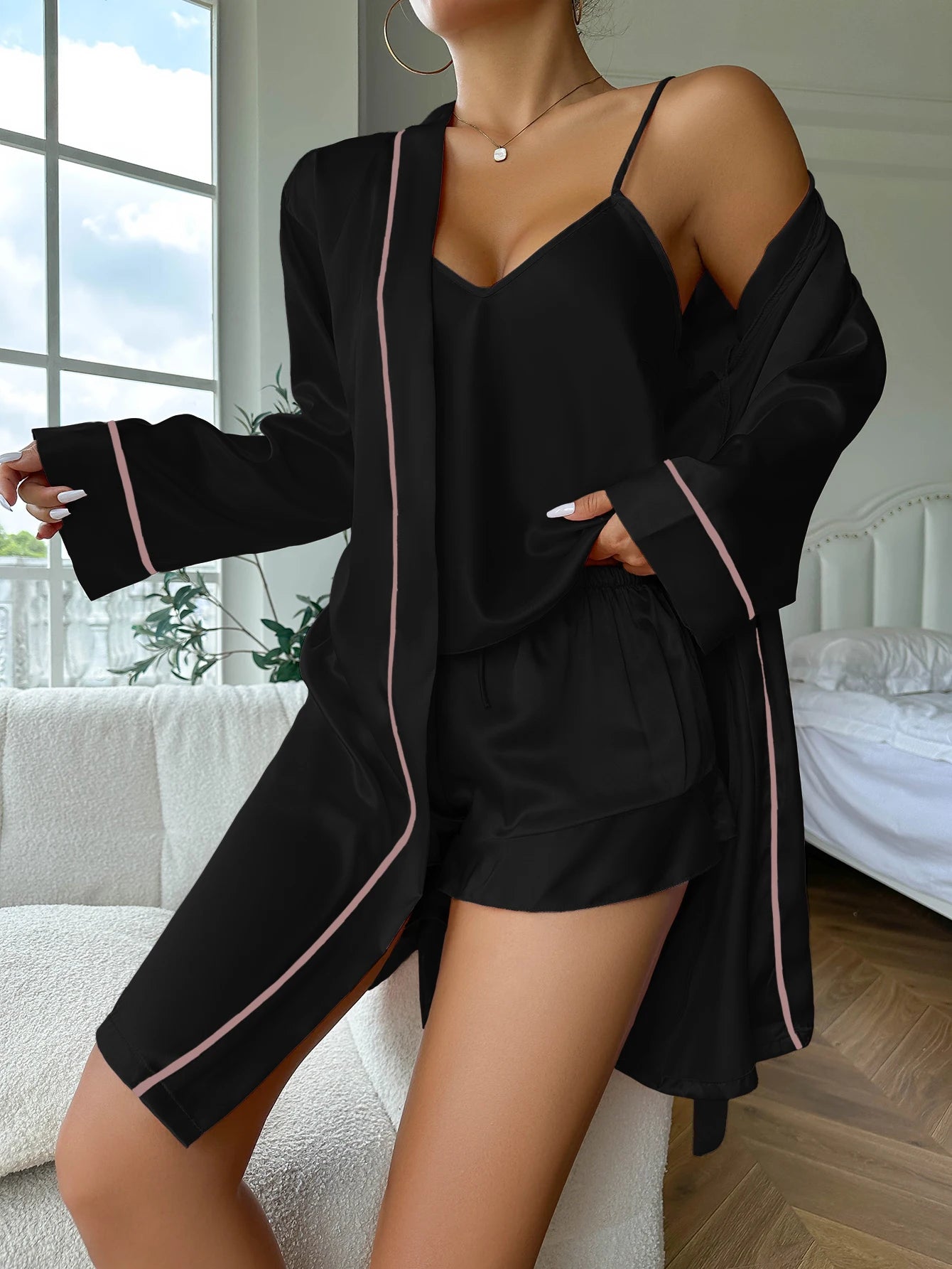 Pijama Feminino de Cetim 4 Peças – Conjunto com Robe de Manga Longa, Regata de Alças, Shorts e Faixa para Dormir com Elegância