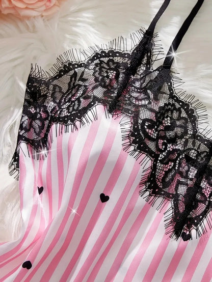 Pijama Feminino de Cetim para Verão – Conjunto com Regata de Alças em Decote V com Renda e Shorts Estampado de Corações ou Listras, Elegante e Confortável