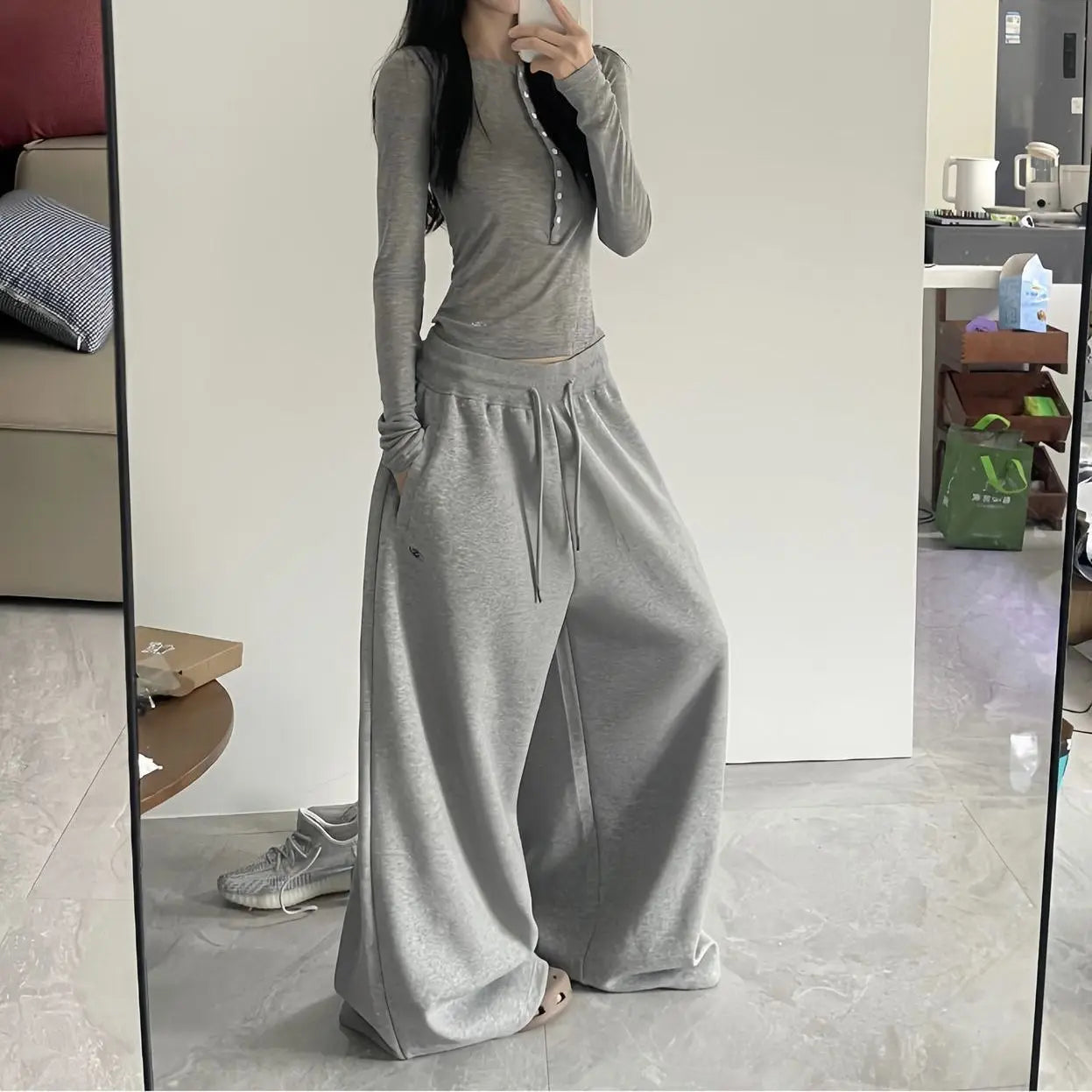 Calça Feminina Cargo Y2K Preta com Listras – Modelo Wide Leg Baggy, Estilo Coreano Streetwear Harajuku e Hip Hop Oversized