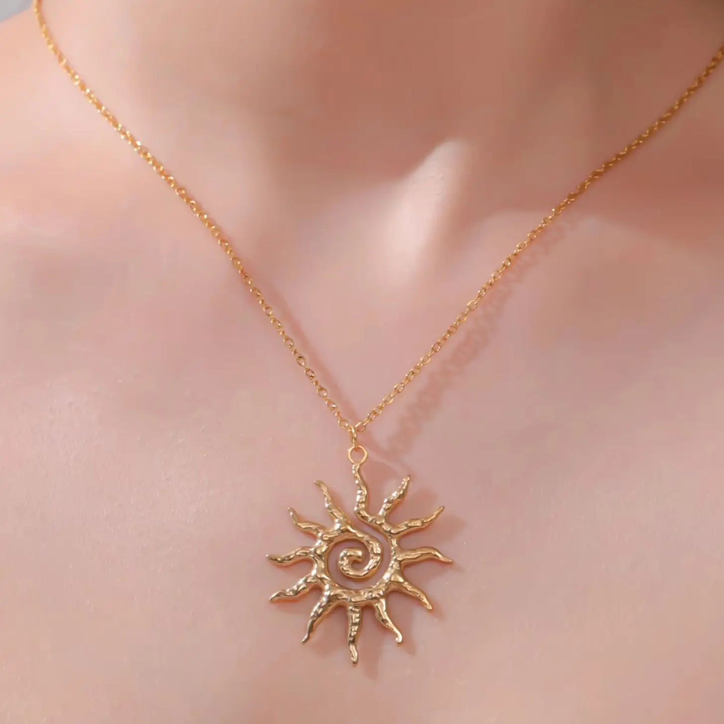 Colar Lucktune Vintage Chic com Pingente de Sol – Colar Espiral Sobrenatural em Aço Inoxidável para Mulheres