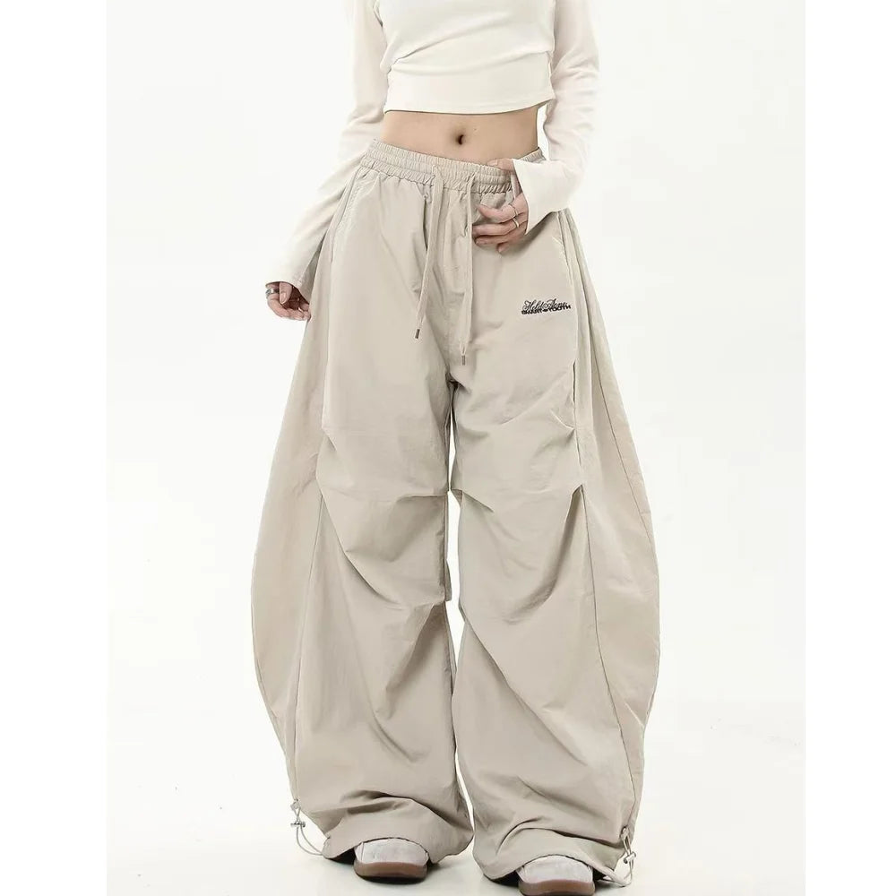 Calça Feminina Cargo Y2K Preta com Listras – Modelo Wide Leg Baggy, Estilo Coreano Streetwear Harajuku e Hip Hop Oversized