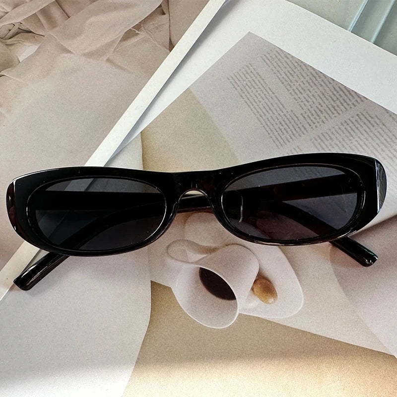 Óculos de Sol Feminino Retrô Oval – Armação Pequena Preta Fashion com Proteção UV400 e Estilo Vintage