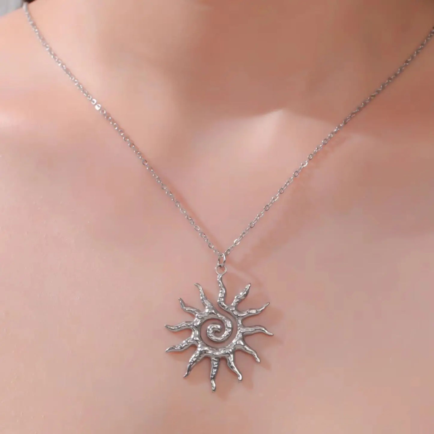 Colar Lucktune Vintage Chic com Pingente de Sol – Colar Espiral Sobrenatural em Aço Inoxidável para Mulheres