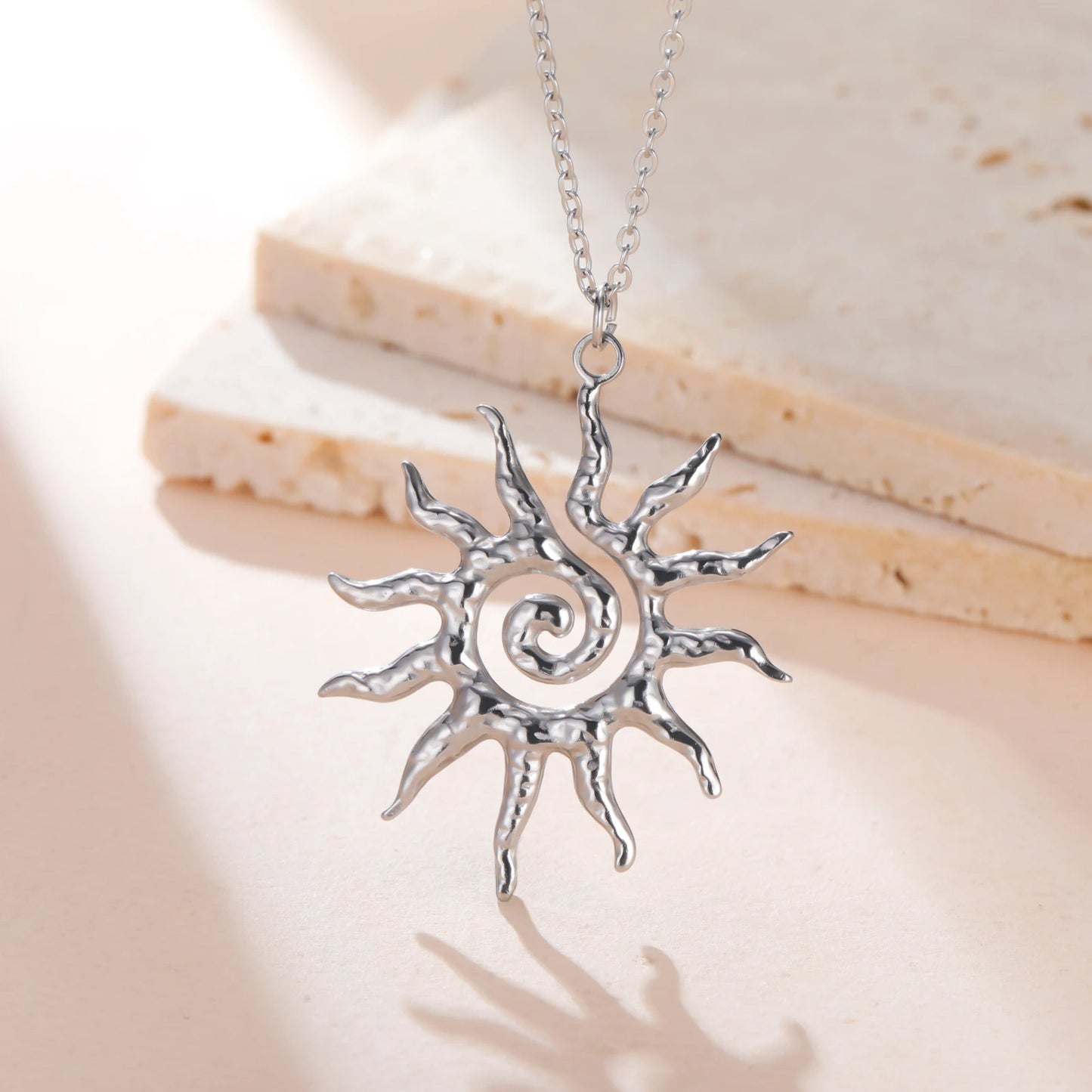 Colar Lucktune Vintage Chic com Pingente de Sol – Colar Espiral Sobrenatural em Aço Inoxidável para Mulheres